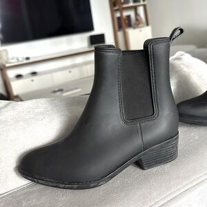 Urban Outfitters booties size 6 Woman